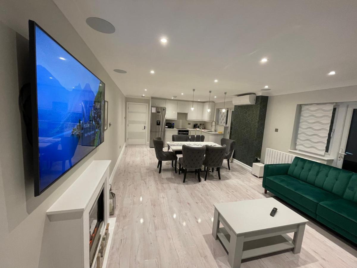 Luxury House Apartment Грийнфорд Екстериор снимка